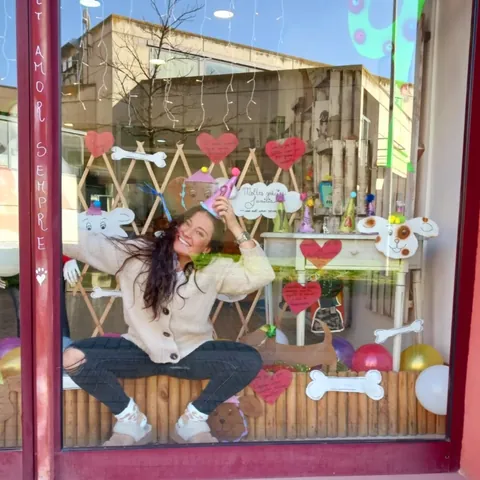 Escaparate de Perrucania decorat amb cors i ossos, amb la frase «amb molt amor, sempre»